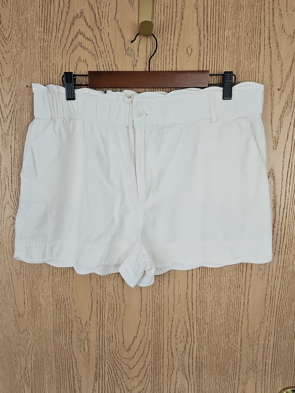 Versona White High-Waist Scalloped Shorts